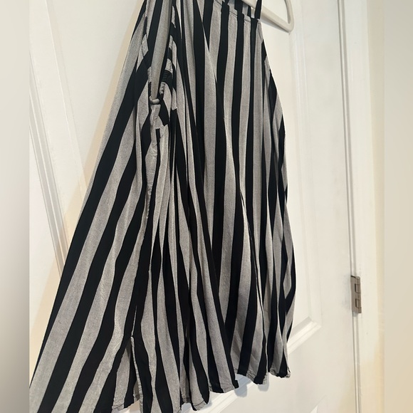 Black and grey vertical striped flowy tank - Picture 4 of 4